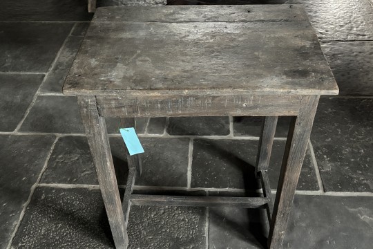 Oude vergrijsde bijzettafel